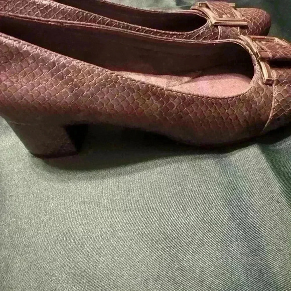 Preowned Aerosoles with a big buckle on top. Womens size 9.5. - Picture 11 of 15